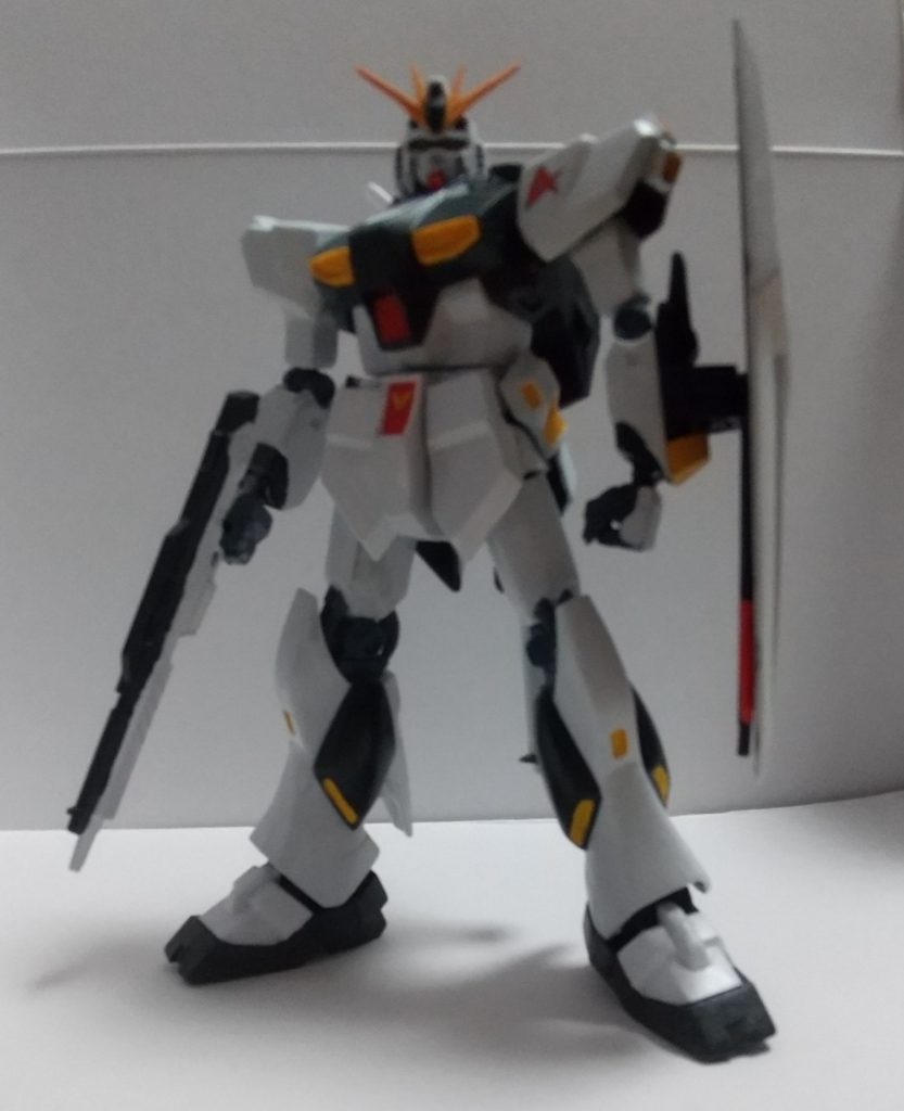 主な回収点は胴体と太ももにロール軸を追加、肩の接続軸をボールジョイントに変更、手を旧キットジェガンのものにしました。