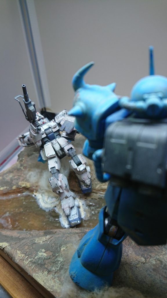 突然現れたグフカスにビックリして足を滑らせてます。
ホントは水飛沫を再現したかったんだけど、この頃はどーしたらいいかサッパリわからず適当にパテで盛って綿でごまかしてる。