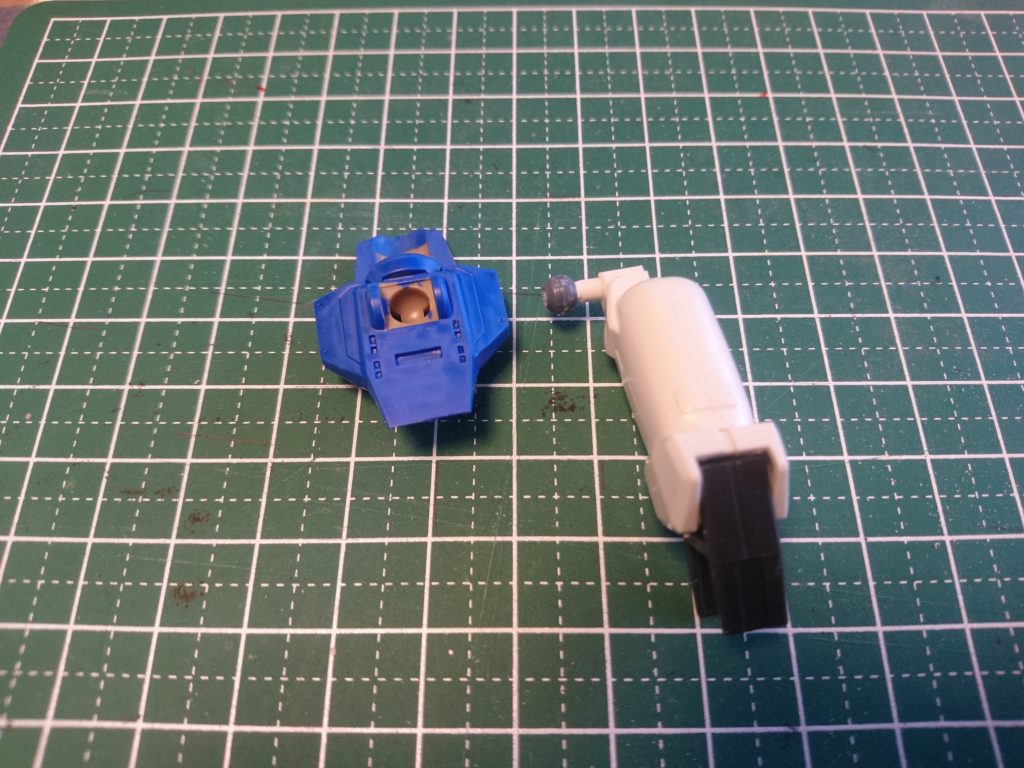 腰部のビームライフルの代わりです。
接続部にボールジョイントを入れていろんな方向に可動できるようにしてあります。ちなみにこの部分もガンダムマーカーて青に塗ってあります。