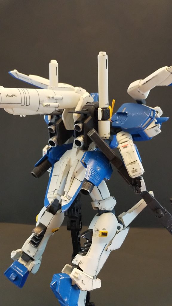 背面から。
バックパックのバーニアはシルバーで塗装しました。
そして腰部のビームライフルは、ジャンクパーツから大型ブースターに変えてあります。