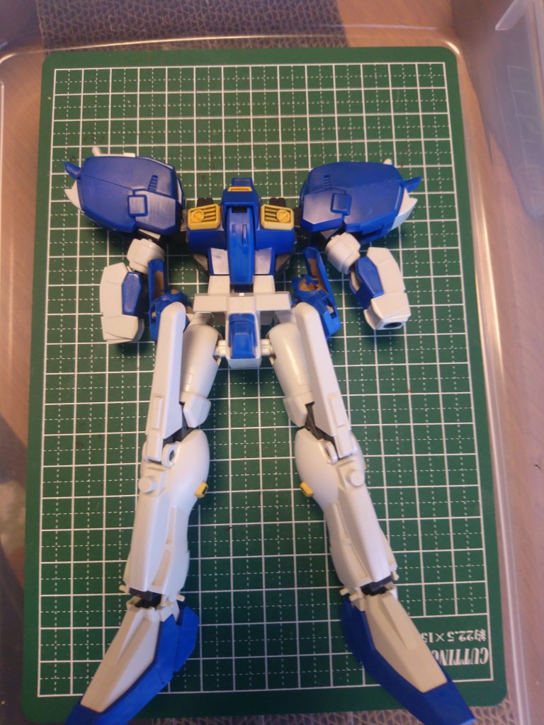 まあ、だからこそ普段やらないことを試しにやってみようと思いました。
まずは赤の部分をガンダムマーカーで青に塗装し、塗膜の強さや隠蔽力を確かめてみました。
ペンのムラはありましたが、トップコートでかなり軽減されました。