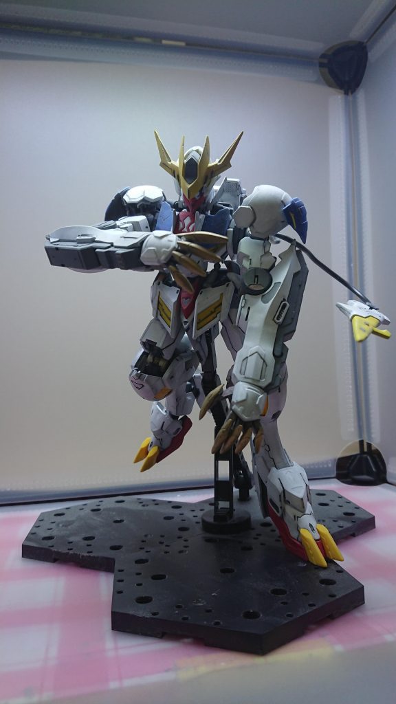 初めて、、でもないけど、プラモ再開してからは初めて買ったＭＧでしたね。
しかもオルフェンズ見てすぐ買ったw
パテを使って肩の青い装甲とかシッポとか先端を尖らせてます。
あとはスミイレ部分塗装してトップコートで完成。
せっかくなので鉄血コンに投稿してみます。