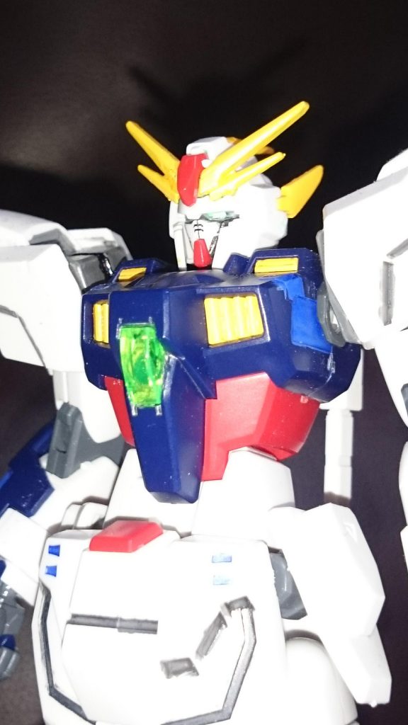 先ずはシャイニングブレイクから。
主にやったのはガンマカによる部分塗装。全体的にブルーとメタリックグリーンを足してみたっス。シールの使用はツインアイのみ。なお黒い部分は爪楊枝を使ってガンマカのグレーで塗り潰しっス。お胸のクリアパーツの内部はグレー、「○」の部分をシルバーで塗装っス。