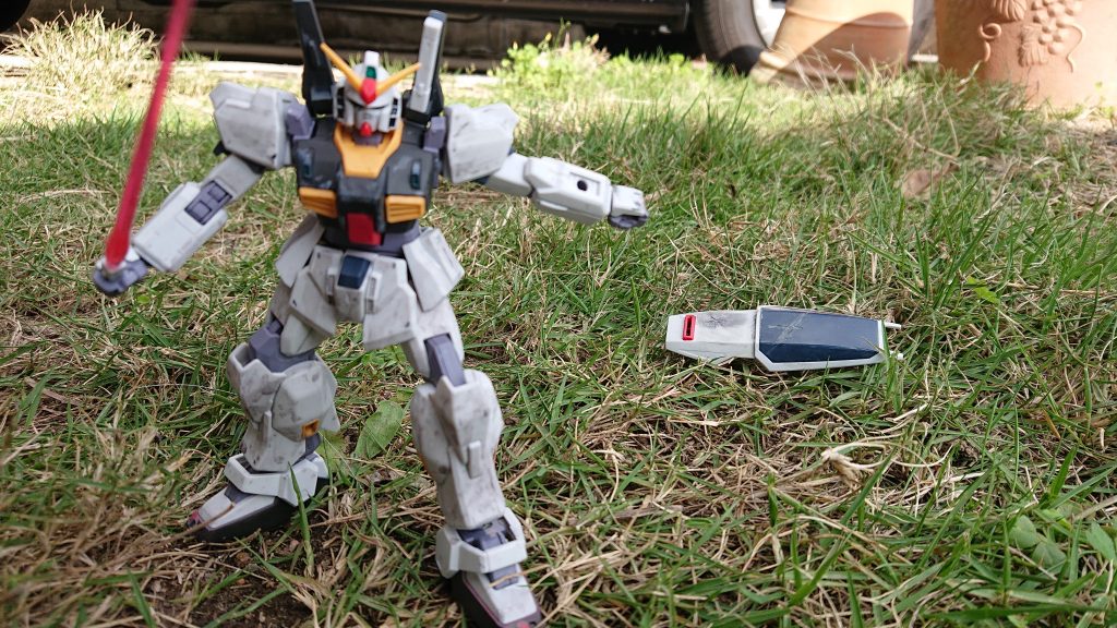 やけくそになった末に、塗装ブースのフィルターに詰まっていた塗料の粉を直接すりつけました。
屋外だと多少マシに見えるでしょう？