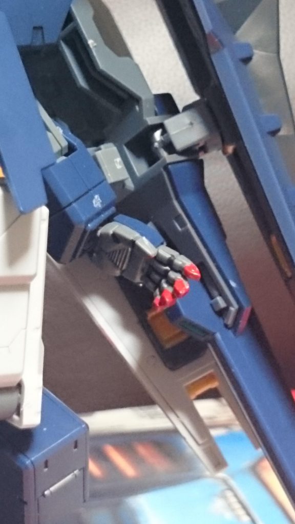 最後に指先のレッド。ガンマカで塗装っス。ヘイズル発売当時は素材がABSだった為、塗装が困難だったっスけど、今はKPSに置き換わっているのでとても大助かりっスね。AOZ勢のこの指はとても好みっス