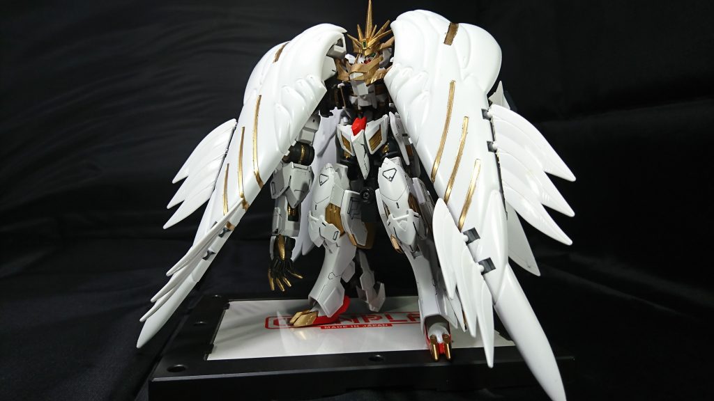 ナハテイガルヴィーゲンリート(上の写真の左)の翼を装備することでまた違った印象を与える。