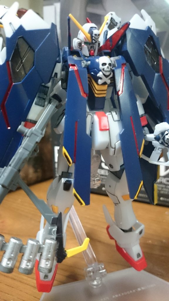 ・クロスボーン・ガンダムX1フルクロス
こちらもカンタンなスミ入れと部分塗装っス。パールの成形色に合わせて、メタリック系中心のマーカーで塗装してあるっス。
フルクロスユニットは固定。ポロリの多い胸のパーツとマント装甲の基部のパーツを接着してるっス。
またメットは浅く差してるっス。その方がツインアイが見えやすくなり、好みっス!
原典のフルクロスはマント装甲の裏側が赤かったっスけど、ルーカス仕様のは赤くなくそのままっス