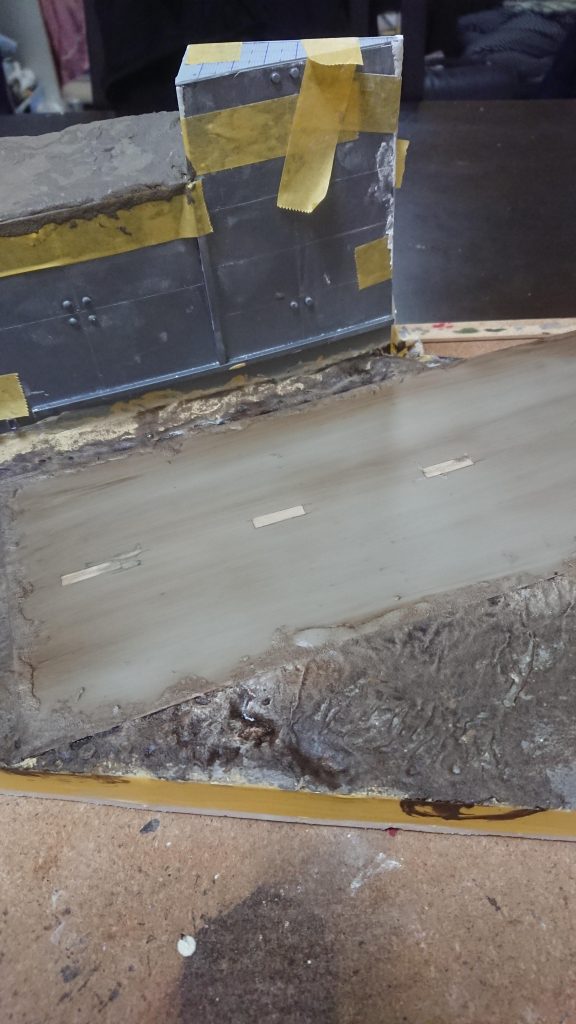 0.5プラ板に白サフ吹いて白線部分にマスキングテープ貼ってグレーサフ吹いてます。
道路周りは情景テクスチャ塗りたくってます