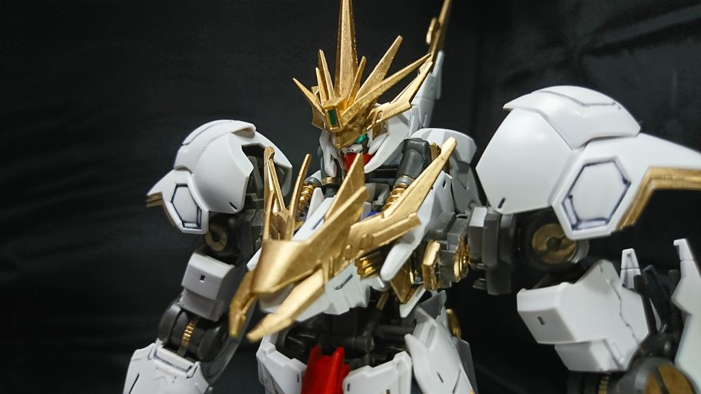 頭部は王冠と呼ばれるセンサーユニットで、これにより戦場を把握し指揮を執る。
胸部は分厚いナノラミネートアーマーで覆われいる。