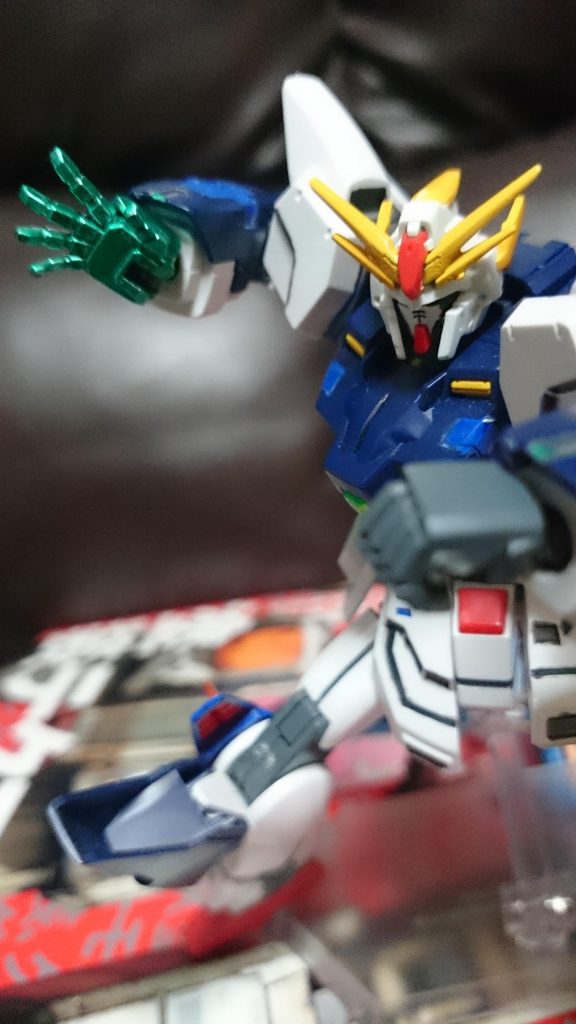 「だからさ、攻撃に意識が行きすぎてスキだらけなんだよアーク君！ 悪いけど…決めさせてもらうぜ！」

『カルナ！それは罠だ！』

『彼のガンプラのベースキットを忘れたの!? わざと両腕をフリーにさせてあなたを近づかせたのよ!!』

「ま…まさか シャシャシャ…」

「必殺…！」

「シャイニング～～～～～!?」


はい、という訳でシャイニングフィンガーっス。まぁ、自分はHGFCシャイニングを持っていないので、ビルドナックルの平手をメタリックグリーンに染めたものを使ってるっス。
なお、自分のシャイニングブレイクは発売日に買ったもので、既に手首軸は左右共に接着剤で太らせた武器持ち手以外は全てポロポロ…シャイニング用に付属していた握り拳のものもスカスカで嵌められず、この平手もなんとか引っ掛けてるだけの状態っス