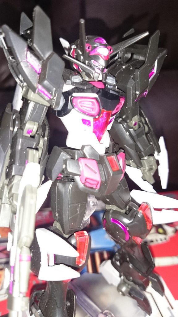 次いでG-エルス
シールは頭部の四つ目とクリアパーツ下のものだけを使用して他はガンマカによる部分塗装っス。グレー一色のビームライフルの塗装をめんどくさいと思ったものの、いざやってみると思ったよりも楽で、辟邪のライフルの方がまだ面倒と思えたっスね
背中はG-セルフと同じ、つまり過去に発売されたG-セルフのバックパックがそっくりそのまま取り付けられるっスよ！劇中でゼン君がブレイクブーストにより高トルクパックを召喚したように、G-セルフのバックパック各種を取り付けてオリジナルのブレイクブーストとしても面白そうっスね！