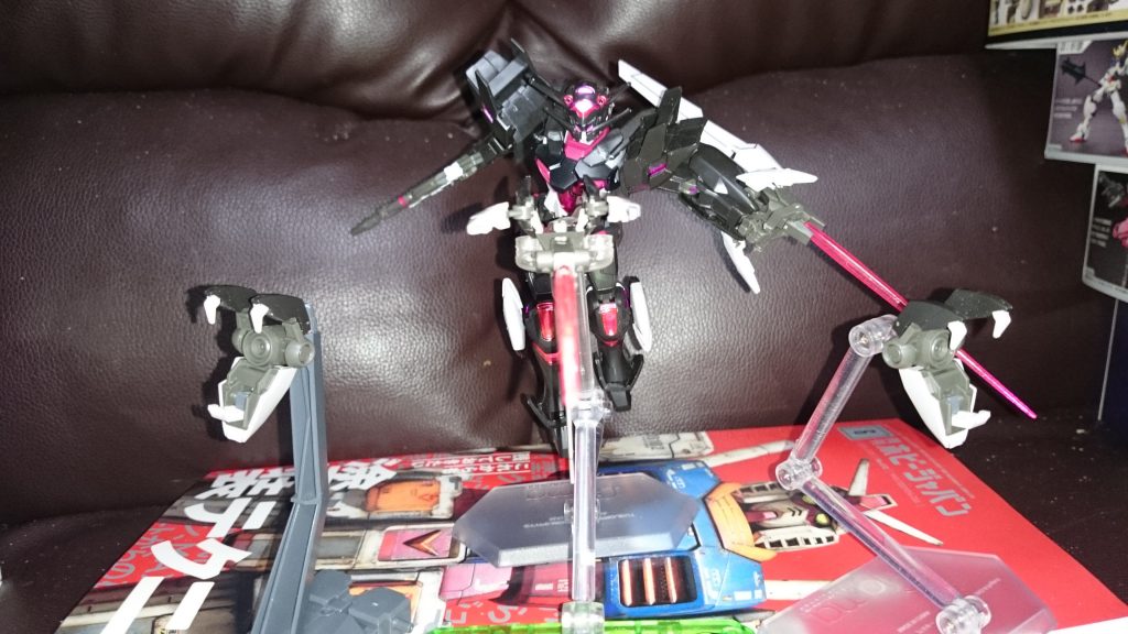 手足に装着されてるグローアップユニットはそれぞれビームサーベルのエフェクトを取り付けることが出来、またビットやファンネルのように遠隔操作が可能っス。ちなみに前腕に取り付けられてるグローアップアームのブレードはG-セルフの大気圏パックの翼を流用したもの。こういったビルドシリーズ独特のパーツ流用は好みっスね
しかし、スタンドが足りない…！普段使いしているfigmaスタンドの他、S.H.Figuartsのスタンドまで総動員っス…！