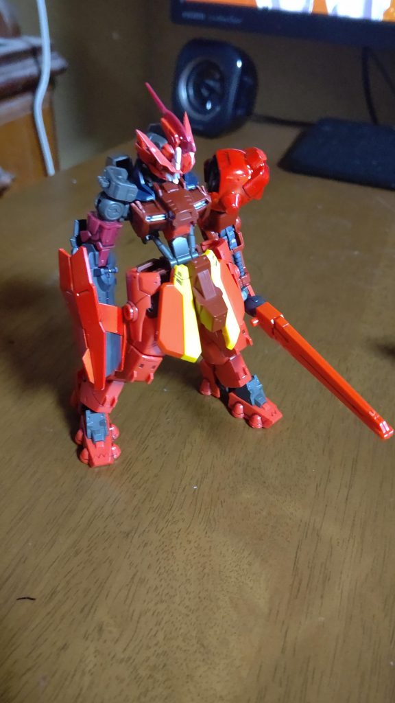 武装は、実体剣と右腕の射撃と近接が出来る複合兵装のみ