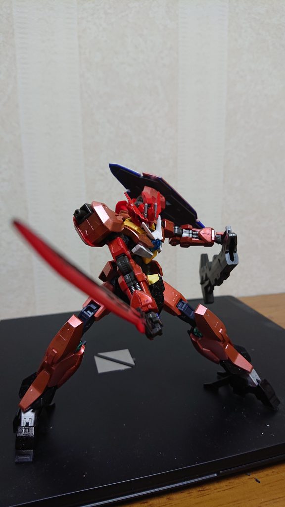 抜刀！した姿、自分はこれが結構気に入っています！ジュピターヴガンダムの足
を使っているので下半身の稼働域は広めだと思います。