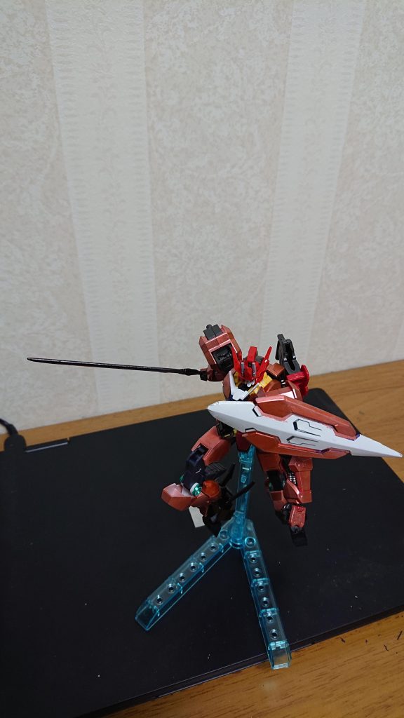 敵の攻撃をエクシアのシールドで防ぎながら最高速度で敵に急接近！！