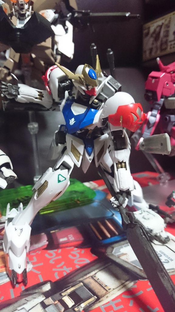 ガンダムバルバトスルプス。
4機の中で前から3番目くらいにつくったものっスね。この頃はバルバトスやクロスボーンのアンテナやダクト等黄色い部分を全てゴールド、黒い部分をガンメタで塗ってた時期っス。今は何でもかんでもゴールド・ガンメタにするよりはイエロー・グレーのが好きっスけど。
肩の鉄華団マークだけはガンマカ使ってないっスね。たしか銀メッキっぽい色合いのマーカーを探してて、その最中でホームセンターで見つけたマーカーを使用したとかそんな感じだったかと。結果、すごくいい感じに仕上がったっスよ