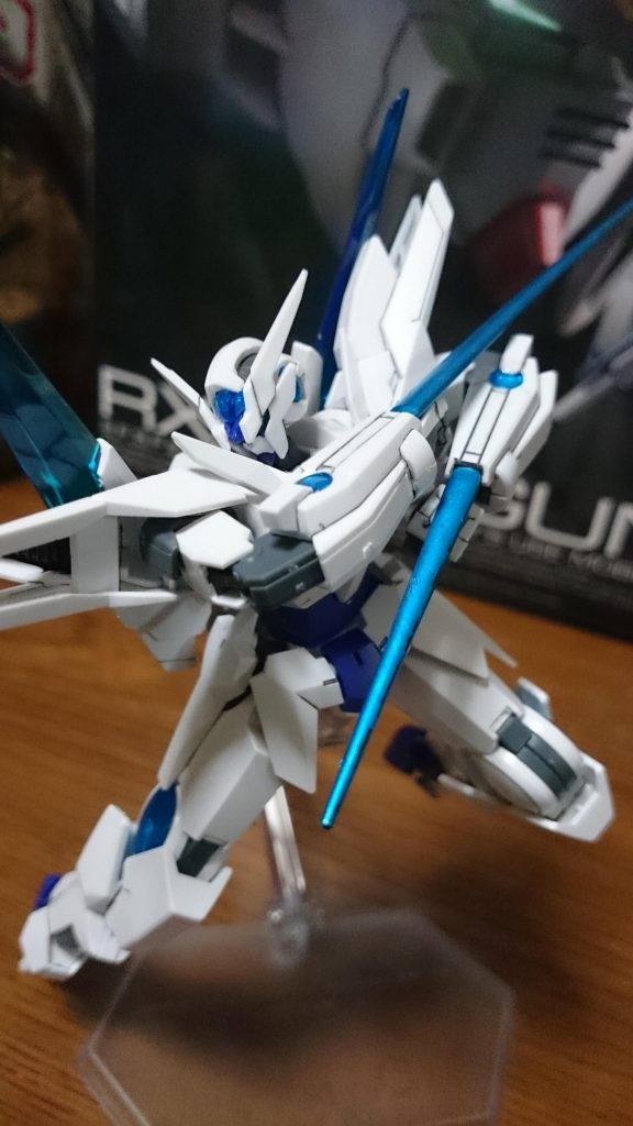 前腕のGNバルカンはビームサーベルとしても使用可能っス。ただ、エフェクトは付属せず。更にこの形のサーベルエフェクトはピンクの他に、グリーンとか、イエローとかは存在しても、ブルーはたしか現時点では存在しないんじゃあ…なので、画像はピンクのをメタブルーで塗装して使用してるっス。
無色透明なのも試してみたっスけど、リボーンズ付属のは取り付けられなかったっスけど、アルケー付属のエフェクトが取り付けてられたっス!まぁ、自分のはもう塗装済みだったっスけど