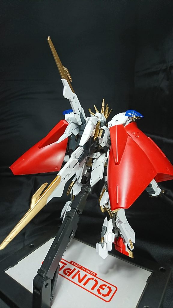 背中にテイルブレードを２機装備する。
それぞれ大きさが異なり、大きいものはMSと同じくらいの大きさを持つ。