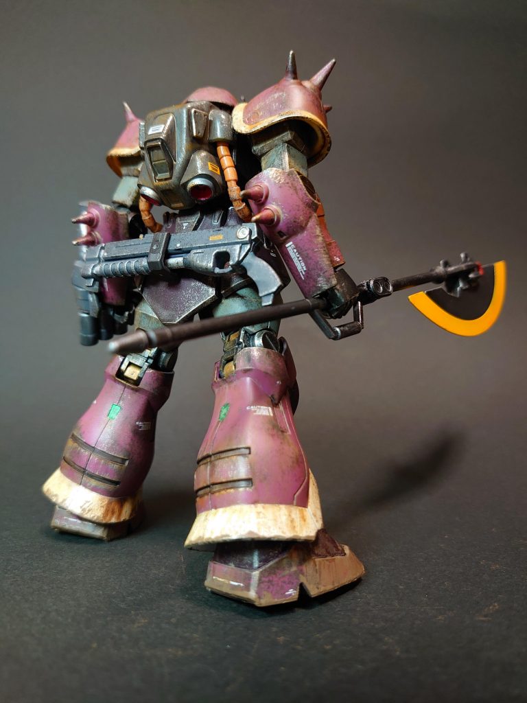 背面。足元はがっつり汚しました。
裾の白はガンダムマーカーエアブラシシステムを使ってみましたが、これは成功でしたね。なぜヒートランサーはこうならなかったのか。