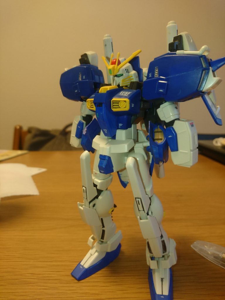 スミ入れ後です。
ここまでやるとかなり印象が変わりました。
本当はもっとメチャクチャにするつもりだったのですが、ここまでやったらちゃんと仕上げてあげたくなってしまい、いつもと一緒のウェザリングで仕上げてしまいました。

ということで以上になります。ジャンクで売られていた頃から結構キレイになったので、Sガンダムも喜んでくれてますかね？笑

閲覧ありがとうございました。