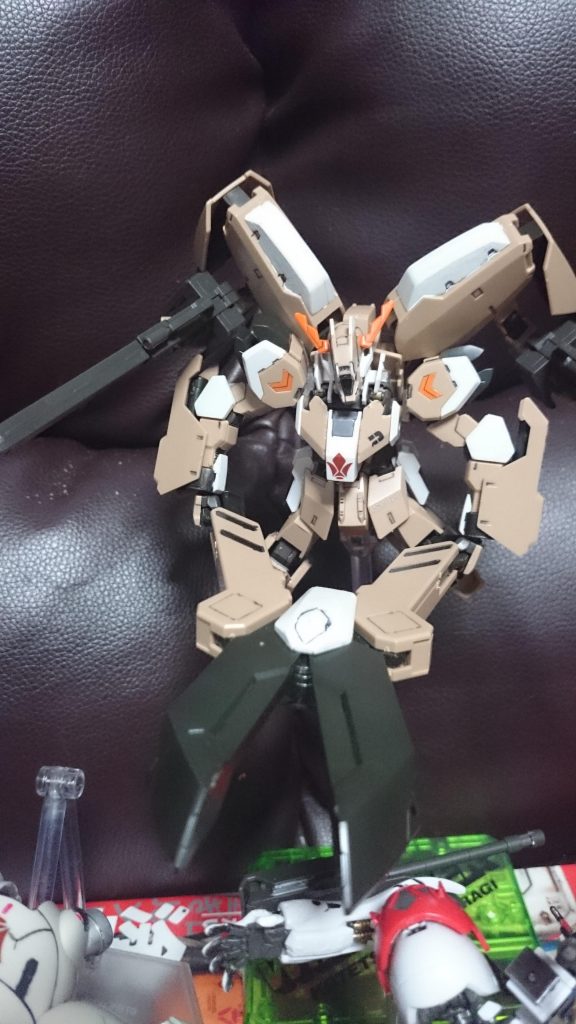 ガンダムグシオンリベイクフルシティ。やっぱ名前長っ。4機の中で一番古く(というか発売当時に)つくられたものであり、4機の中で一番の困ったちゃんっス…
製作当時はまだガンマカによる塗装やスミ入れをやり始めたばかりで、未だにマーカーが発売されてないオレンジ(非メタ)部分はそのままシールを使用してるっス。しかしポージングもハサミの影響でどう取ればよいか困ったし、そのハサミのお陰で場所も取る、立ち位置もどこにしようか迷ったっス…おのれハサミ…
おまけにこの文章を作ってる今気付いたっスけど、左胸に貼ってた二番隊を表す「2」のデカールの下半分が削りとれてる!?……オレンジのマーカーが発売されたら、新しいの買って、一期リベイク共々作り直してあげるからね…