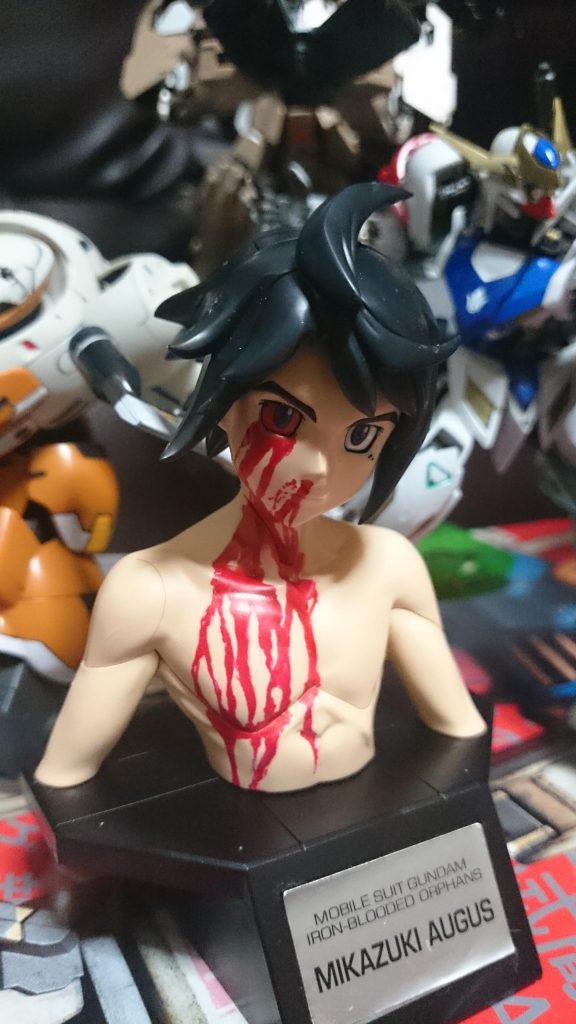 三日月・オーガス。
これは発売当時に作ったものに先日ガンマカのレッドで血糊をつくったっスね。イメージ的にはエドモントンでのグレイズアイン戦、火星でのハシュマル戦がモチーフっス。
ただ興に乗ったのか、途中から楽しくなってた記憶はあるんスけど…気付けばいつの間にか、少し出血多量気味っスね…(笑)まぁ、あくまでイメージと迫力重視っスよ