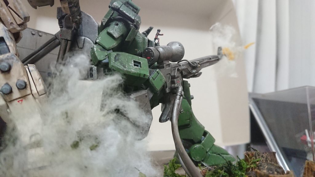 コックピットから飛び出して『行っけー!!』って感じで見えたら成功✨
直立と座ってるフィギアを切って貼ってポーズ決め。
右腕は負傷してダランとしてる脳内設定