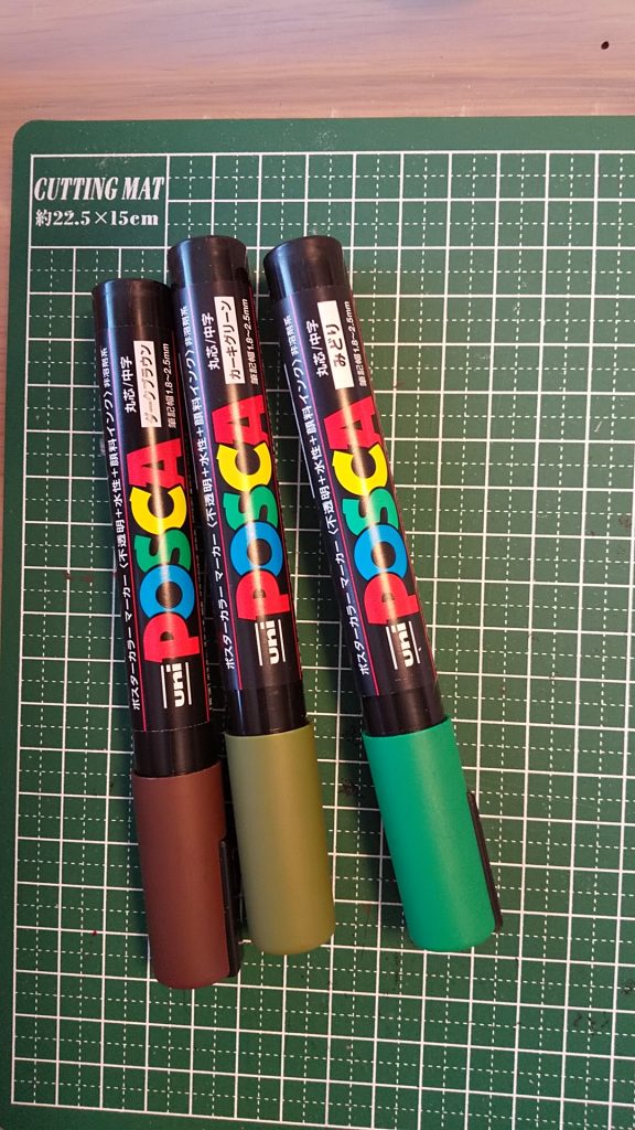 そして、今回のキモのマーカー迷彩です。成型色とこの3色でウッドランド迷彩を書くことにしました。
マーカーをいくつか試したのですが、
ガンダムマーカーは塗膜が強いのですが、重ねると下の塗膜を溶かすので使えません。コピックは色数は多いのですが、塗膜が弱く下地が見え、かつ下の塗装を溶かすので、これも重ね塗りにはむきません。
ポスカは重ね塗りができ、塗膜も強く、かつ速乾なので、これに決定しました。
