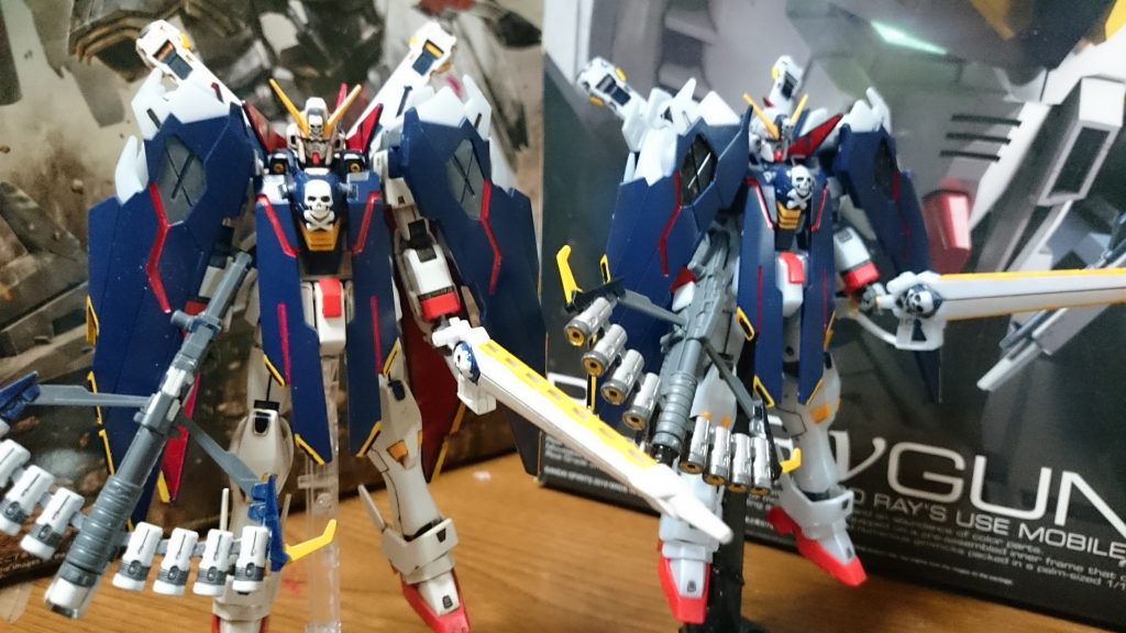 ・以前改・改とニコイチして製作したフルクロス(原作版)と比べて
原作版をつくった半月後にHGUC版の発売アナウンスが来たのには変な笑いが出たっス…
パッと見でわからない差異は…
・ピーコックスマッシャー、背部スラスターの塗装パターンを一部変更
・マント装甲の裏側の配色
・頭部の造形
くらいっスかね。
やっぱり最大の違いはパールっスね。
あとフルクロスの頭部は新規造形で、アンテナトサカ全面のダクトのようなモールドがあり、バルカンのモールドもあるから好きっス!まぁ、ニコイチしたヤツは頭部の塗装がめんどくて、改・改のものを使用してるっスけど(側頭部のアンテナはメット後面の部分を一部加工して取り付けてるっス)
ただ、ルーカスのフルクロスはシザーアンカー2基装備だから別にいいんスけど、原作はシザーアンカー(右)とスクリューウェッブ(左)の組み合わせなんで、リアアーマーの形状が左右で違うんスよね。今度出るHGUC版でもそれが再現されてなくて残念っス