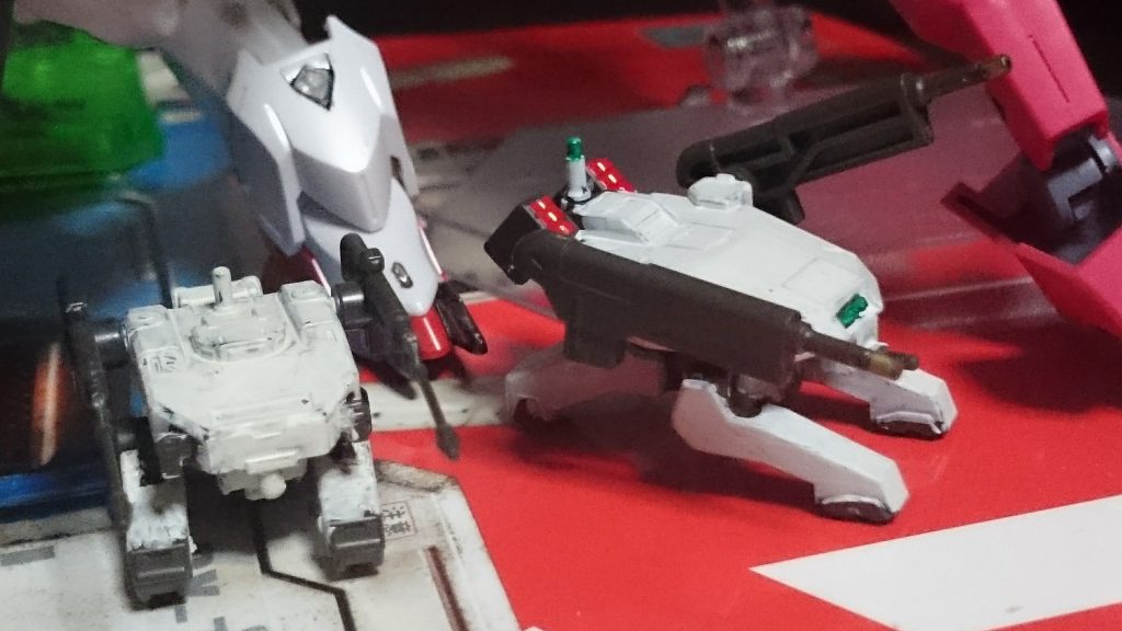 新旧モビルワーカー。
旧モビルワーカーはグシオンよりももっと昔に作ったものっスね。それこそたしかコイツとバルバトス第2~3形態の肩パーツの為に塗装を始めたようなモンなのだから。
新モビルワーカー、これはルプスと一緒に作ったものっスね。ルプスとこの子は2年前に作った(ルプスは作り直し)んスけど、旧と新、月日の違いで塗り方が大分変わってるっス。つか旧版は見て明らかっスけどあまりにも雑すぎ!猛省するっス