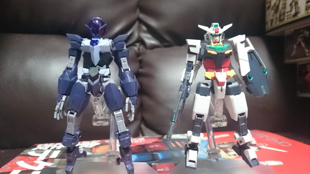 アルスコアガンダム、とオリジナルのコアガンダム比較。オリジナルはアースリィのものとジュピターヴの物をニコイチ&塗装してるっス
脚がオリジナルより若干長くなっており、さらにオリジナルのコアガンダムだとプラネッツシステムのアーマーとのドッキングでしか存在しなかった延長前腕がデフォルトで存在しており、異形さに拍車がかかってるっス。
ハンドパーツは新規のもので、オリジナルの物とは違い、指のパーツがばらけることのない、いつものHGのような仕様になってるっス。けどまぁ、ランナーの都合でオリジナルのハンドパーツも付属しているのでそちらに手の甲を付けることも可能っス。
頭部のクリアパーツが紫がかってることからエルドラコアガンダム用のシールだとすごく見えにくそう。胸のクリアパーツ裏をガンマカのメタバイオレットで、頭部のセンサー類をロイヤルメタレッドで塗装してるっス