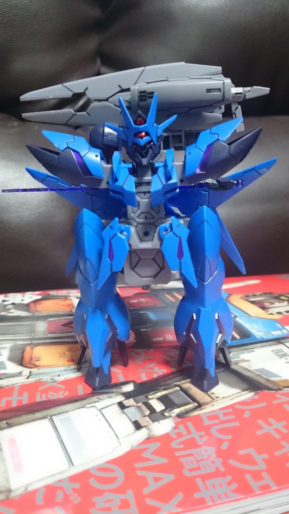 アルスアースアーマー
プラモオリジナルの台座に装着させて飾れるっス………………聖衣かな?
また使用しないハンドパーツやビームブレイドパーツをマウント出来るスグレモノ。
……劇中だとアルスアースアーマーが単独で飛んできてたけど、もしこれが飛んできたらすごくシュールだったろうなぁ