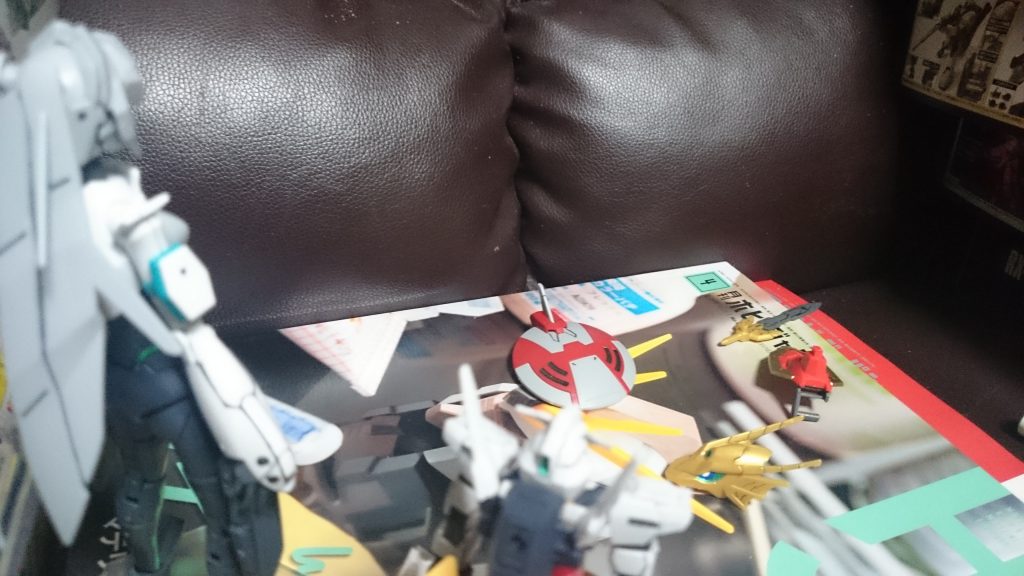 …ところが、
「お、俺のジャスティスナイトがぁぁッ!!」
「モルジアーナぁぁぁぁぁぁ!!」
衝撃の事実!エルドラでは彼らやガンプラたちは光る砂で構成されていた!
前回の戦闘、衛星砲の衝撃波により遺跡の周辺にあった光る砂は飛び散り、アースアーマー、ウォドムポッド、ジャスティスナイト、ヴァルキランダーは構築出来ずに消えていった…ジャスティスナイトの盾とヴァルキランダーの武器だけを残して…
その後、山の民、ムランと合流した彼らは現状の戦力はコアガンダムIIとメイだけと不安が残るまま、光る砂を求め、他の遺跡を探しに行く…