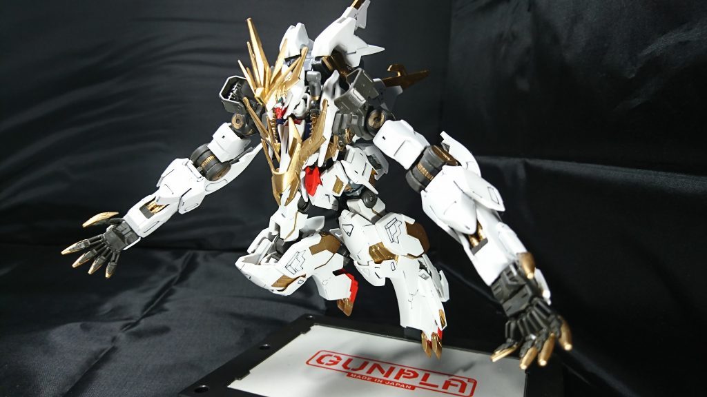 巨大な腕の威圧感が目の前の敵を怯えさせる。