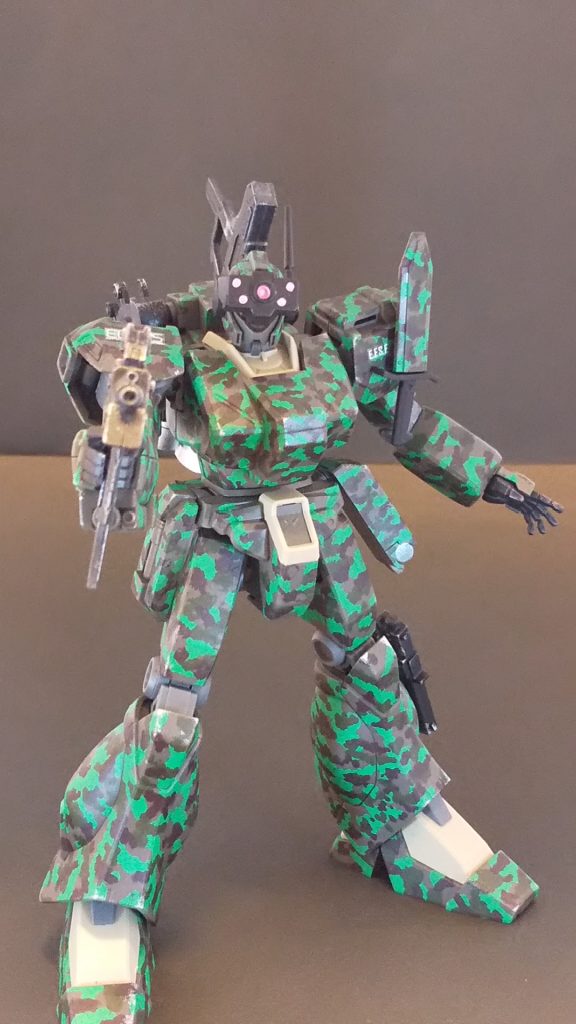 基本はいつもの作り方と同じで、マーカーでの迷彩→つや消しトップコート→角の部分にシルバーでチッピング、という感じです。今回は迷彩が中心なのでウェザリングはかなり少なめにしました。