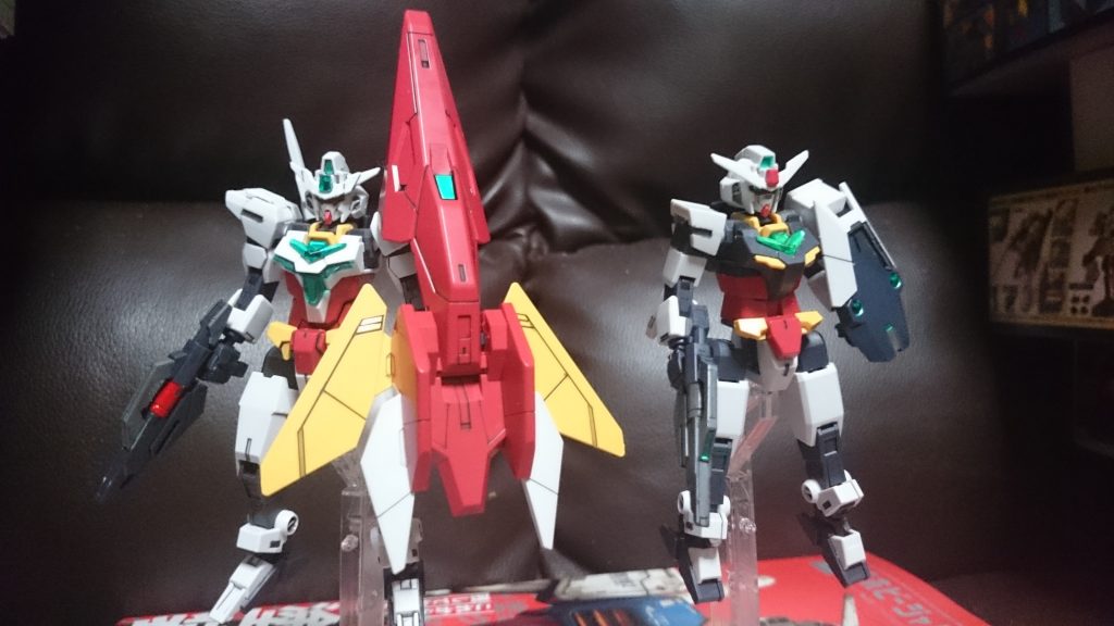 コアガンダムII、とコアガンダム(一期)の比較っス。
脚のパーツが少し伸びており、伸長は僅かにIIの方が高いっスね。また一期コアガンダムではサーベルはデフォルトで下に下がってたっスけど、IIでは跳ね上がってるっス。
コアスプレーガンは同じものっス。しかしシールドはまったく別物に。でかいっス。持たせてると手首がぶらぶらしてちょっと保持に難ありっスね。
またハンドパーツは3種類付属っス。ひとつは一期の指パーツがばらけるもの、ひとつは指のパーツのばらけない一般的なHGに付属しているものと同じようなもの。そして左のみっスけど平手っス。ただ平手は手の甲の肉抜きがチトヒドイっス。