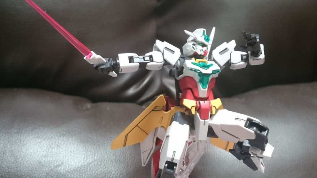 コアサーベル。
エフェクトは形も色もアースリィのものと同様っスけど、柄は新規パーツっス。またエフェクトを柄に対して縦横二通りの接続方法が可能っス。
またシールドであるコアディフェンサーはバックパックに懸架可能っス