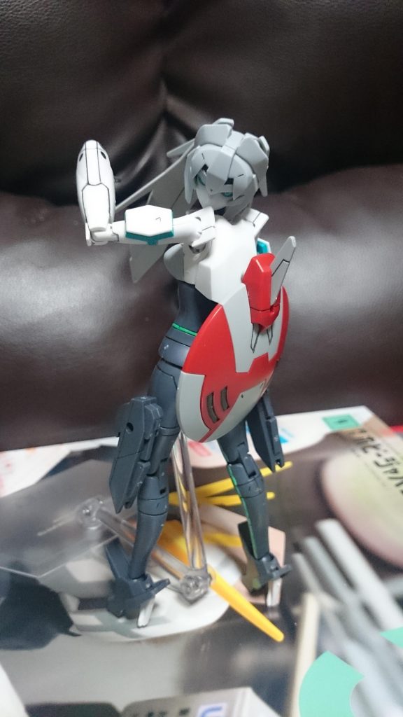 サークルシールドを装備したモビルドールメイ
接続はそのままでは無理なんでメイのバックパックのスタンド穴とシールド裏の3mm穴にブキヤの3mmランナーの角の「L」字の部分を切り出し、それを介して接続してるっス。
ただ、メイはスタンド穴が塞いでしまい、自立も無理なんで、スタンドをC字フックの物で直接メイの胴体を保持するか、シールド裏の別の3mm穴に接続する必要があるっス。