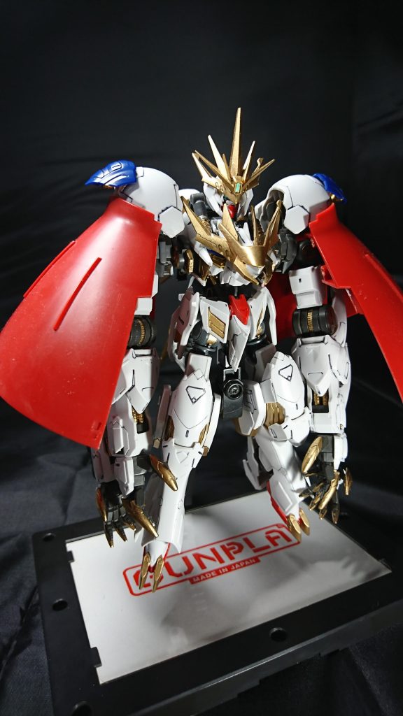 ナノラミネートマントを装備した状態。
ナノラミネートアーマーを無数に積層したマントは長距離砲撃はもちろんのことMSの打撃攻撃(メイスやハンマー、パイルバンカー等)に対しても防御力を発揮する。
ただし、その重量は片側でグレイズ1機分であり、装備中は機動性は大幅に低下する。
マントの形状が丸みを帯びているため、当たり方によってはダインスレイブをも弾くことができる。