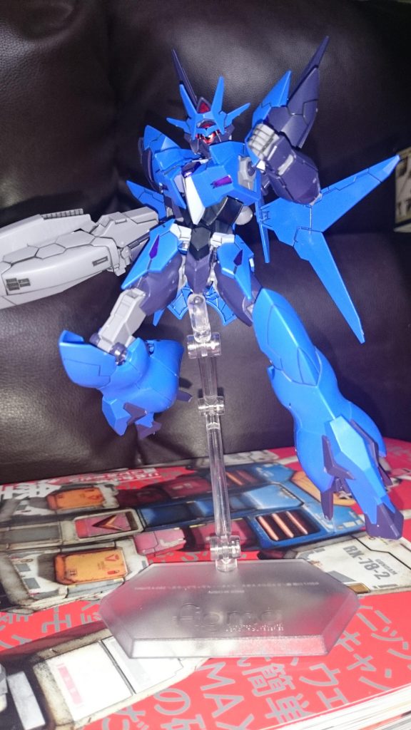 「コアチェンジ…?」
「あいつ、ヒロトのコピーじゃねぇか!」
「ガンプラは脅威…いつも邪魔をする…あなたを排除する為に…この機体を」
アルスアースリィガンダム。
劇中とは違い頭部のみ差し替えっス。アルスアースアーマーは一部装甲の裏側までモールドがびっしりあり、スミ入れするとすごくいい感じになるっス。
また一番嬉しいのが肩パーツっス!オリジナルのコアガンダムは2、3回付け外しを行うだけですぐポロるようになり、その度に瞬接で補強してたっス。ところがアルスアースアーマーの肩パーツは何度か付け外ししてるんスけど、今のところポロる気配が全く無いんスよ!これは嬉しい。