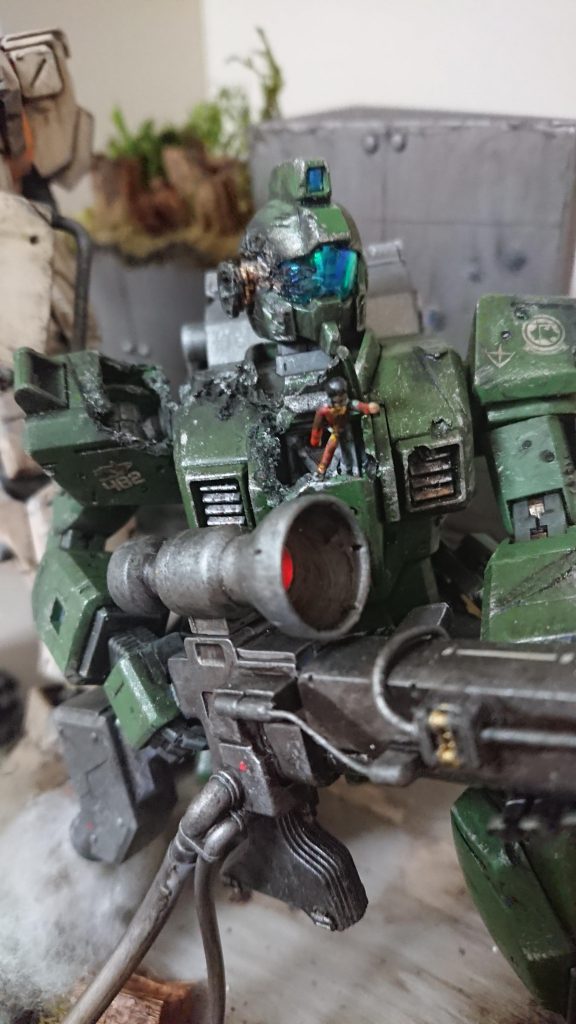 ダメージによって頭部パーツ飛び出して来ちゃった。カメラアイにもヒビが入ってます