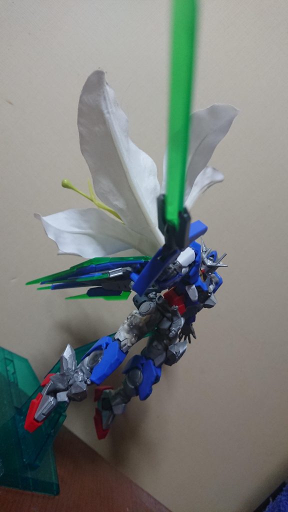 【人類はまだ…これ程の争いを……】


 武装はほぼ無い感じを出したかったんですよ………対話に武器は無用の存在って思ってたので………まぁ、Gジェネでは武装表現あったのでGNソードを(^^;;