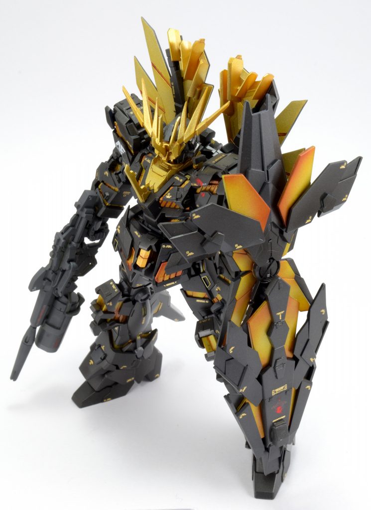 サイコフレーム部分はゴールド＋オレンジクリアーでグラデ塗装。