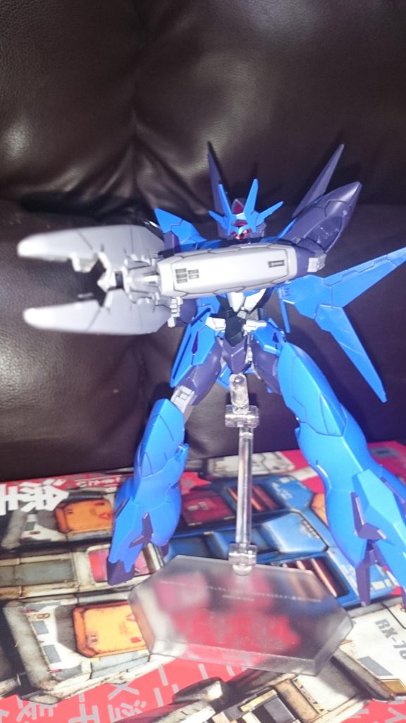 ビームライフルっス。
オリジナルのアースリィやヴィートルー、メルクワン、ジュピターヴのようにアルスコアガンダムのコアスプレーガン(造形はオリジナルのものと同一)に追加パーツを装着することが出来るっス。
差し替えでアームカバーとバレルの展開が可能っス。ただし左手は添えるだけ。この状態でオリジナルのアースリィと同様の高火力射撃の他に、拡散式のビームを発射出来るっス。ちなみに劇中だとアームカバーの裏側から左腕に無数の触手のようなコードが伸びてたっス