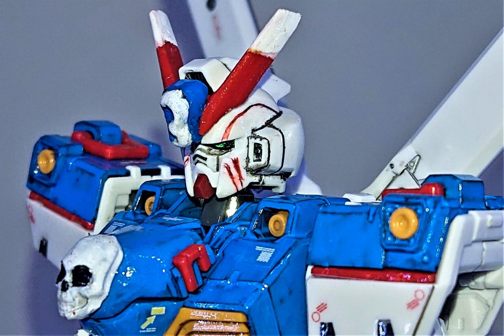 頭部のアップですが、アップに耐えられるほどの精度はないので今後の課題です。
完成してから気が付いたのですが、アンテナの形状が設定や原作とちょっと違いました。
額の3マークは穴埋めもかねて盛ったエポキシパテを削って作りました。
アンテナはX-1のものに1㎜厚のプラ板を張り付け削って形状変更しました。