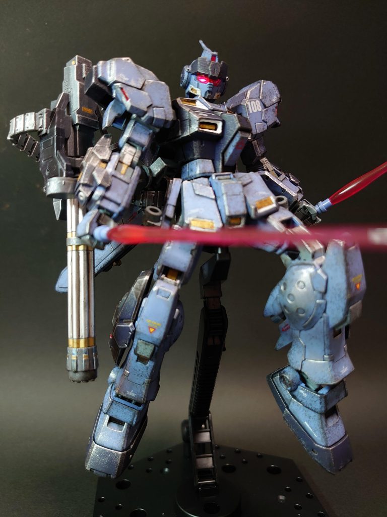 HADESっぽいポーズ。バイザー内は全体をシルバーで塗り、ツインアイ以外をクリアレッドで重ね塗りしました。その甲斐あって、照明の具合でいい感じにツインアイが光ります。