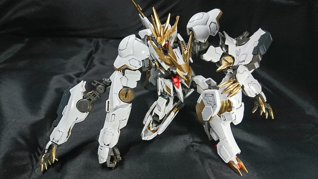 腕は４本あり、そのいずれも通常のMS規格を大きく超える大きさである。
本機の格闘戦闘能力が高い所以は分厚い装甲と2機のテイルブレードだけでなくこの4本の巨大な腕による。
特に掴んだら破壊するまで放さないといわれるその握力はナノラミネートアーマーごとコクピットを潰すほどである。