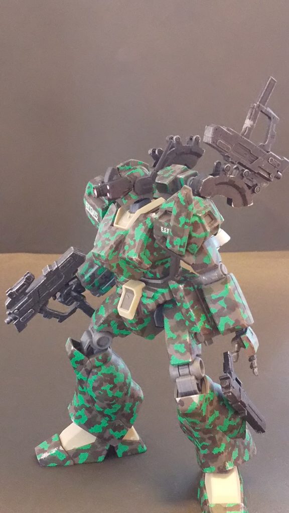 武器及び背中のマウント部分、ハンドは、つや消し黒→シルバーでのドライブラシです。デカールも控えめに左右肩のひとつずつです。
マシンガンは某セガ製アーケードゲームのキットから取りました。