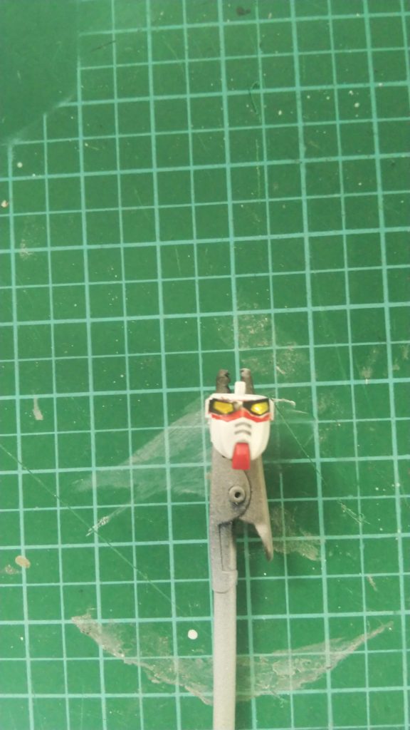 ガンダムの目はクマドリだけ切除したシールとクマドリは赤エナメルで塗装をしました。