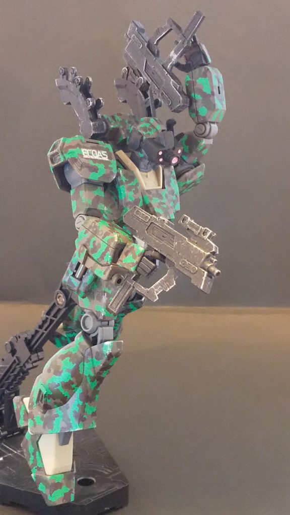 こんな感じで、左手で武器マウントからマシンガンを取れる感じにしたかったのです。